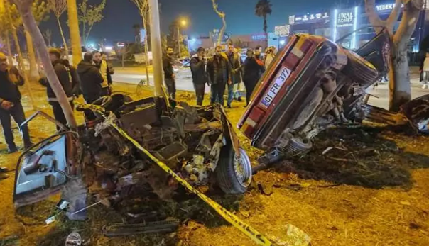 Adana'daki feci kaza otomobil ikiye bölündü! İki kişi hayatını kaybetti