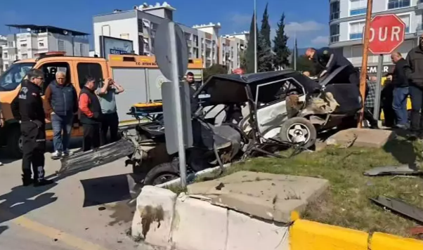 Feci kaza: Tofaş kağıt gibi ezildi! 1 kişi hayatını kaybetti!