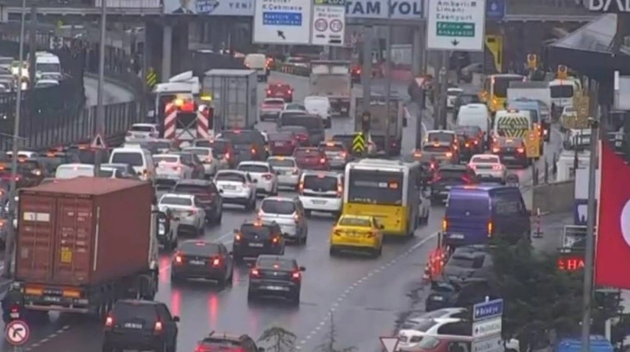 Beylikdüzü'nde zincirleme kaza! Bir kişi yaralandı