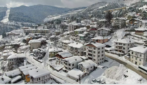 Kalınlığı 2 metreyi aştı! İlçede hayat felç oldu