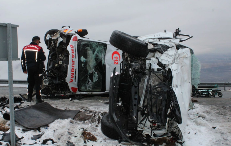 Malatya'da ambulans ile kamyonet çarpıştı: 1'i ağır, 7 yaralı