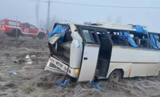 Malatya'da korkunç kaza! Midibüs devrildi