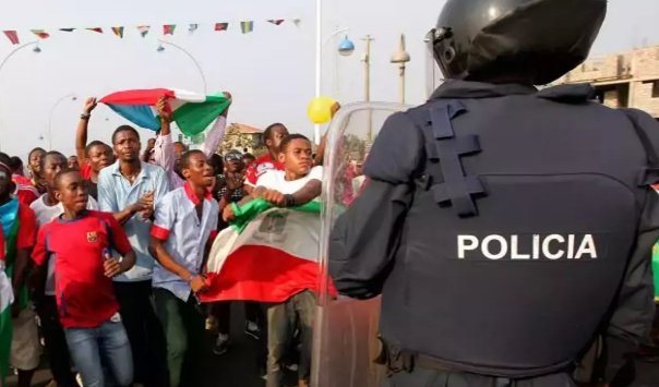 Sarhoş polis memuru, gözaltındaki 13 kişiyi serbest bıraktı