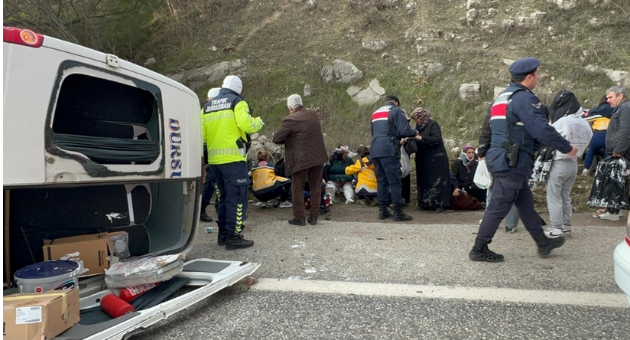 Yolcu minibüsü ile otomobilin çarpıştı. Yol kan gölüne döndü; Çok sayıda ölü ve yaralı var